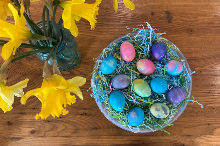 Fizzy Egg Dyeing: A Colorful Chemistry Experiment for Kids!